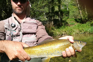 Stage de pêche mouche en réservoir avec un guide expérimenté.